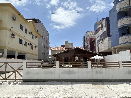 Casa ampla, com piscina e próxima da praia