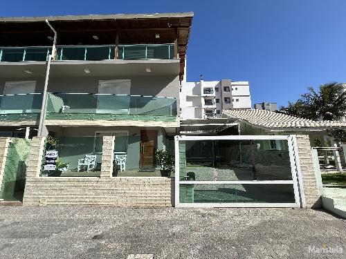 Casa geminada à 70 metros da praia.