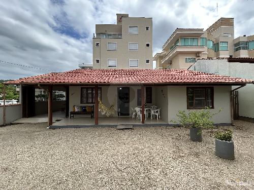 casa com 4 quartos a 90 metros da Praia de Palmas